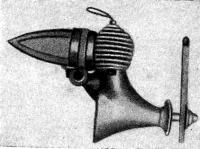 Рис. 98. Двигатель ВНК-4 (представление о величине дает спичка)